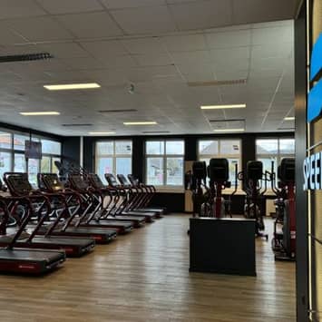 Laufbereich mit Blick durch Panoramafenster Cardiozone im Studio