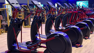 Ausdauertraining mit vernetzten Crosstrainern Crosstrainer im Studio
