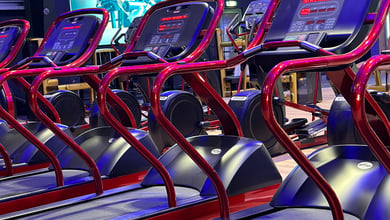 Technisch ausgestattete Laufzone im Fitnessstudio Laufgeräte mit Displays