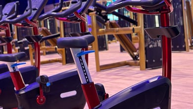 Cardio-Training auf stationären Bikes Ergometer im Studio