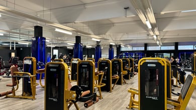 Großflächiger Gerätepark für geführtes Krafttraining Maschinenbereich im Saal