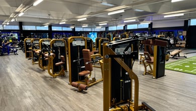 Strukturierter Maschinenbereich mit klaren Laufwegen Kraftgeräte in Reihen