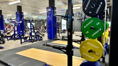 Freie Hantelzone mit Gewichtsscheiben Hantelscheiben am Rack