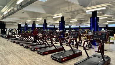 Cardio-Bereich mit vielen Laufbändern im Fitnessstudio Reihe von Laufbändern im Fitnessstudio