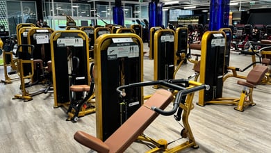 Kraftbereich mit professionellen Trainingsgeräten Kraftgeräte im Fitnessstudio