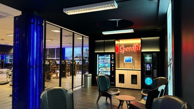 Fitness-Lounge mit Selbstbedienungsgetränken Lounge mit Getränkeautomaten