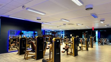 Großer Trainingsbereich für Krafttraining Großer Kraftraum im Fitnessstudio