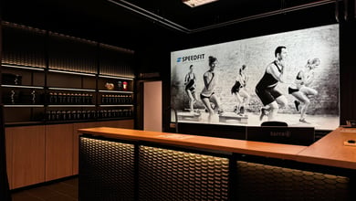Moderner Fitness-Empfang Moderner Empfangsbereich im Fitnessstudio