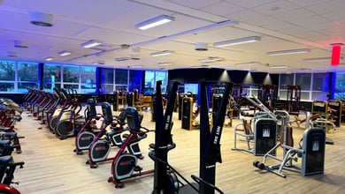 Übersicht über den großen Geräteraum im Fitnessstudio Großer Trainingssaal mit vielen Geräten