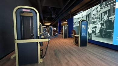 Professionelle Kraftmaschinen für Ganzkörpertraining Kraftmaschinen im Studio