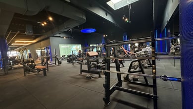 Kraftzone mit professionellen Langhantelständern Langhantelständer im Trainingsbereich