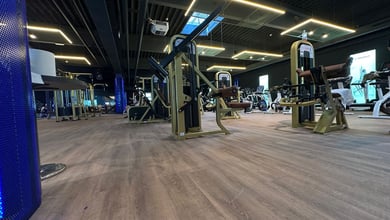 Übersicht über den Trainingssaal mit Sportausstattung Großer Saal mit Sportgeräten