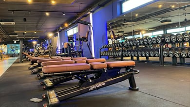 Trainingsbereich mit Bänken für Hantelübungen Hanteltrainingsbänke im Fitnessstudio