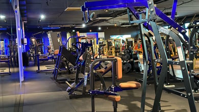 Umfangreicher Bereich mit zahlreichen Kraftmaschinen Viele Kraftgeräte im Fitnessstudio