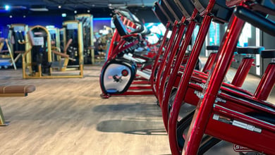 Cardio-Bereich mit zahlreichen Crosstrainern Reihe von Crosstrainern