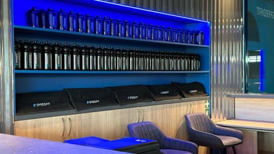 Lounge mit Sortiment für Fitness- und Sporternährung Sporternährungsprodukte in der Lounge