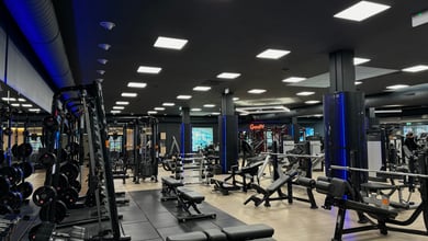 Umfangreicher Kraftbereich mit Hanteln und Trainingsgeräten Kraftzone mit Hanteln