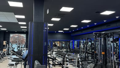 Bereich mit modernen Krafttrainingssystemen Kraftgeräte im Fitnessbereich