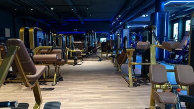 Bereich mit Trainingsgeräten im Fitnessclub Geräte im Studio