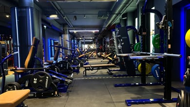 Bereich mit Geräten für effektives Muskeltraining Muskeltrainingsgeräte