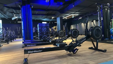 Bereich mit multifunktionalen Trainingssystemen Multitrainer im Studio