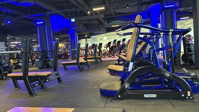 Bereich mit professioneller Fitnessausstattung Professionelle Fitnessgeräte