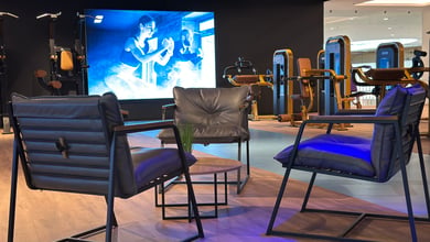 Entspannungsbereich mit Projektionswand im Hintergrund Lounge neben Projektor