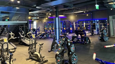 Übersicht über den Fitnessbereich mit mehreren Trainingszonen Fitnessraum mit Trainingszonen