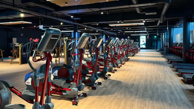 Weitläufiger Cardio-Bereich für Ausdauertraining Große Cardiozone
