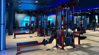 Moderne Zone für vielseitiges Funktionstraining Bereich mit multifunktionalen Trainingsgeräten
