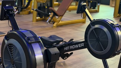 Ganzkörpertraining an modernen Rudergeräten Rudergeräte im Studio