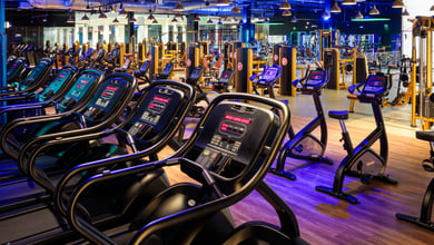 Weitläufiger Cardio-Bereich mit moderner Ausstattung Große Cardio-Zone mit Laufbändern und Bikes