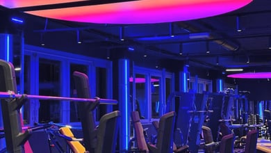 Futuristischer Trainingsraum mit professionellen Fitnessgeräten Modernes Fitnessstudio mit Neonlicht