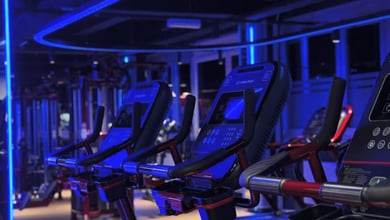 Moderner Cardio-Bereich mit Laufbändern Laufbänder im Fitnessstudio