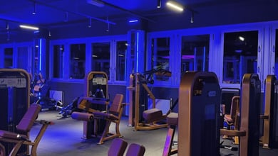 Geräumiger Trainingsraum mit Kraftgeräten Krafttrainingsbereich mit Geräten