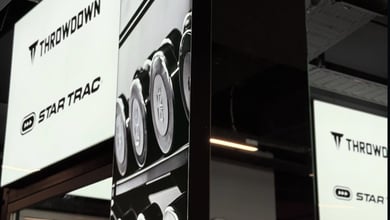 Freihantelzone mit professioneller Ausstattung Hantelbereich im Fitnessstudio