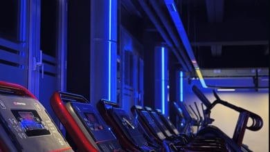 Beleuchtete Cardio-Zone mit modernen Laufbändern Laufbänder im Fitnessstudio