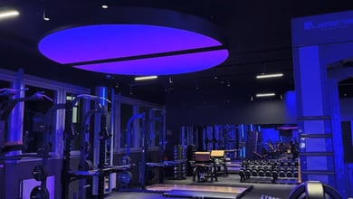 Trainingsfläche mit Hanteln und Plattformen Freihantelbereich im Fitnessstudio