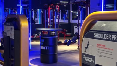 Professioneller Kraftbereich im Fitnessstudio Kraftgeräte im Trainingsraum