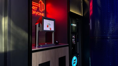 Selbstbedienungszone mit Getränkeservice Snackautomat im Studio