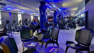 Lounge für Erholung zwischen den Einheiten Sitzbereich im Fitnessstudio