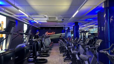 Langer Cardio-Gang mit Ausdauerstationen Cardiohalle mit Geräten