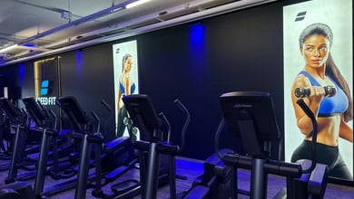 Cardio-Reihe vor Motivationspostern Laufbänder an der Wand