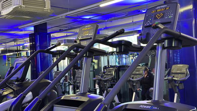 Ausdauerzone mit modernen Crosstrainern Crosstrainer im Vordergrund