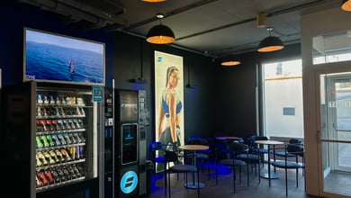 Ruhezone mit Snack- und Getränkeangebot Loungebereich mit Automaten