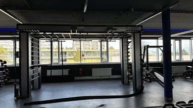 Offene Fläche für funktionelles Ganzkörpertraining Functional Cage im Raum