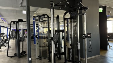 Zugapparat für isoliertes Krafttraining Crossover-Station im Studio