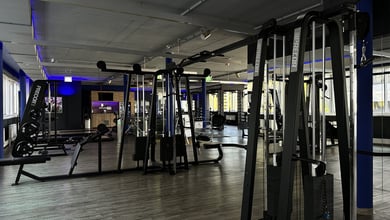 Offener Kraftbereich mit multifunktionellen Seilzügen Seilzugbereich im Studio