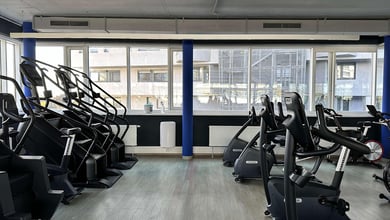 Ausdauertraining mit Blick nach draußen Cardiogeräte am Fenster