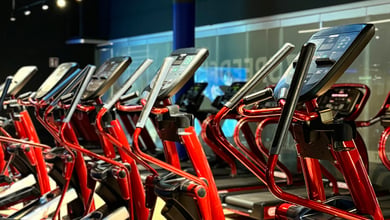 Ausdauerzone mit roten Trainingsmaschinen Cardiogeräte in Reihe